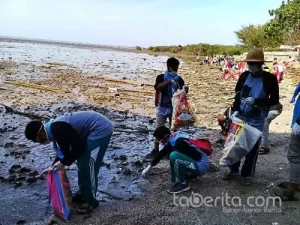 Ratusan Relawan Madura Bersihkan Pantai Talang Siring