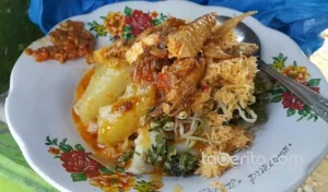 Dua Generasi, Ketupat Urap Tetap Bertahan