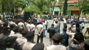 Belum Genap 100 Hari Kerja, Massa Demo Bupati Pamekasan