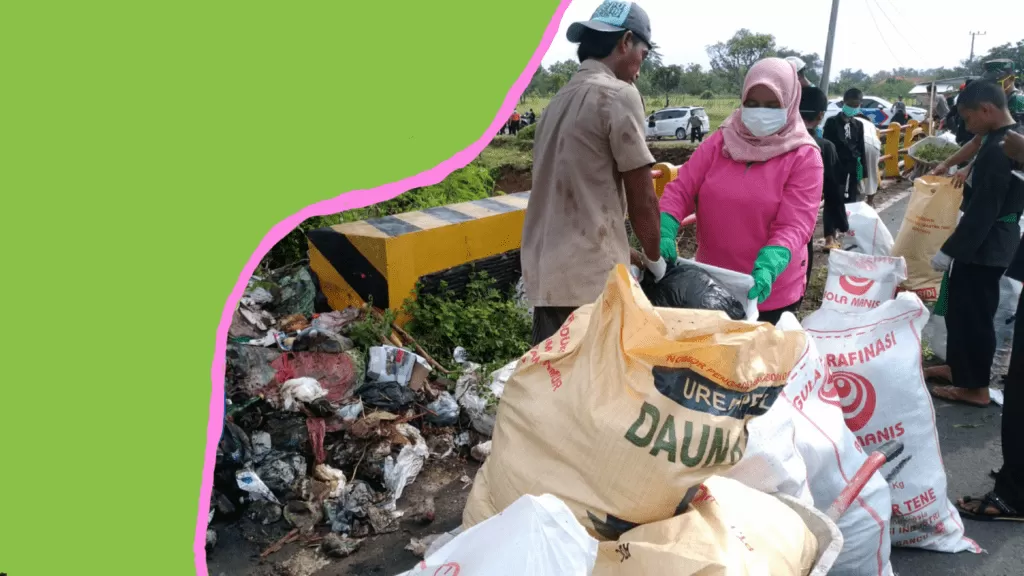 2019 02 11 15.38.11 1 2 Psht Tanjung Bumi Evakuasi Sampah Dari Jembatan Dan Jalan