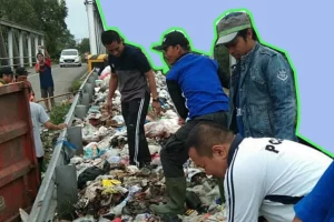No Jijik, Warga Bersatu Beresin Sampah Di Jembatan Tambangan Arosbaya