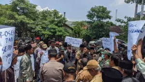 Warga Desa Morombuh Demo Camat Kwanyar Bangkalan, Ini Masalahnya