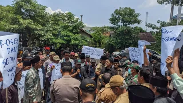Warga Desa Marombuh Saat Melakukan Demonstrasi Di Depan Kantor Camat Kwanyar.