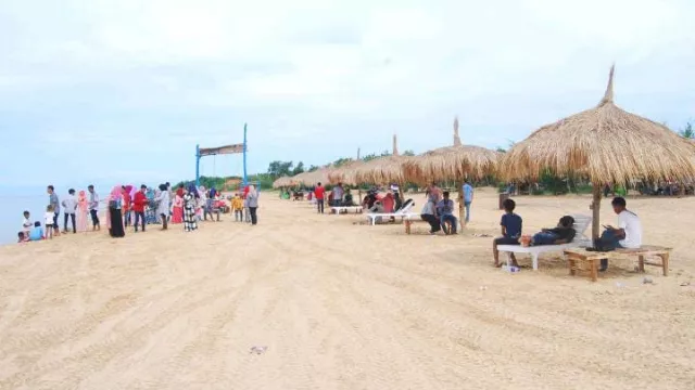 Panorama Pantai Lon Malang Yang Berada Di Kawasan Desa Wisata Bira Tengah Kecamatan Sokobanah Kabupaten Sampang.