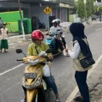 Proses Bagi - Bagi Takjil Gratis Di Jalan Bahagia Kabupaten Sampang