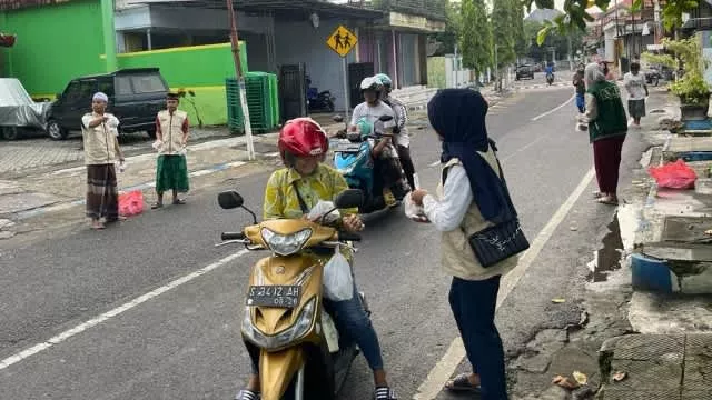 Proses Bagi - Bagi Takjil Gratis Di Jalan Bahagia Kabupaten Sampang