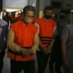 Bupati Bangkalan R. Abdul Latif Amin Imron Saat Diamankan Di Gedung Kpk.