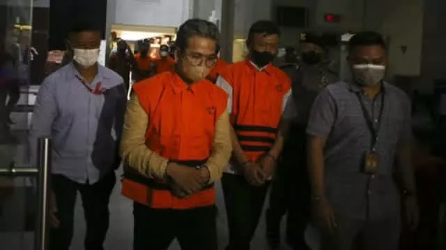 Bupati Bangkalan R. Abdul Latif Amin Imron Saat Diamankan Di Gedung Kpk.