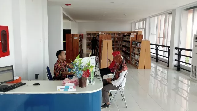 Pengunjung Perpustakaan Daerah Sampang Saat Hendak Meminjam Buku.