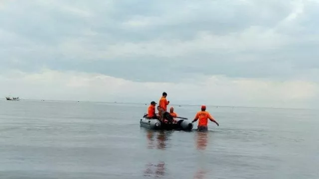 Tim Gabungan Saat Mencari Nelayan Yang Hilang Di Perairan Pantai Jumiang.