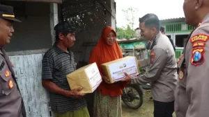 Turba Ke Masyarakat, Kapolres Sampang Bagikan Sembako Di Kecamatan Camplong