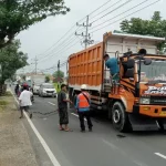 Mobil Truk Usai Menabrak Kabel Listrik Di Jalan Karongan, Desa Tanggumong, Kabupaten Sampang.
