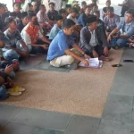 Puluhan Warga Duduk Di Depan Pintu Kantor Pemkab Bangkalan