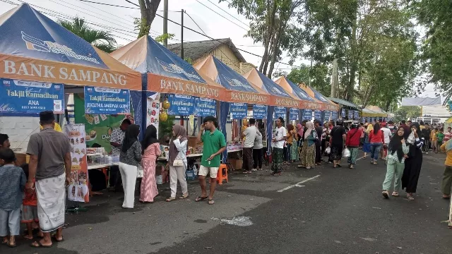 Warga Saat Berburu Takjil Di Lokasi Sampang Ramadhan Festival.