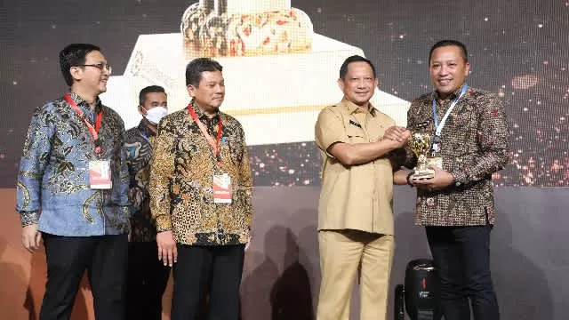Bupati Sampang H. Slamet Junaidi Saat Menerima Penghargaan Uhc Award. (Foto : Prokopim Pemkab)