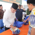 Bupati Sampang H. Slamet Junaidi Saat Meninjau Gelaran Operasi Pasar Murah. (Prokopim Pemkab For Taberita)