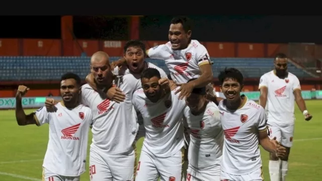 Selebrasi Pemain Psm Makassar Usai Mencetak Gol Ke Gawang Madura United.