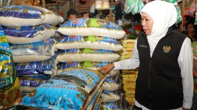 Gubernur Khofifah Indar Parawansa Saat Berada Di Pasar Kolpajung Pamekasan.