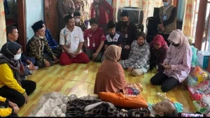 Menteri Sosial Risma Jenguk Penderita Hydrocephalus Di Kabupaten Sampang