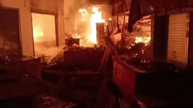 Kobaran Api Saat Melalap Beberapa Kios Di Pasar Baru Kamal.