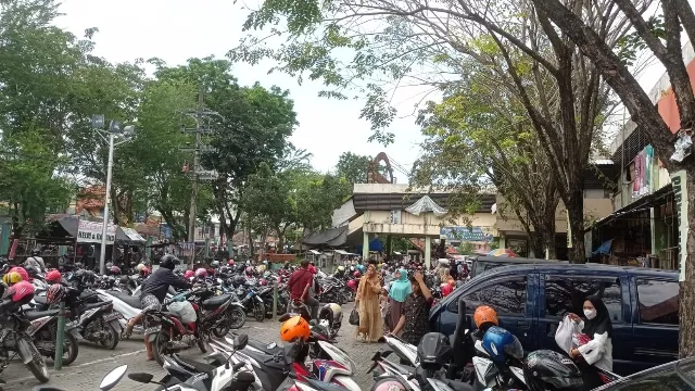 Suasana Parkiran Pasar Srimangunan Tampak Penuh.