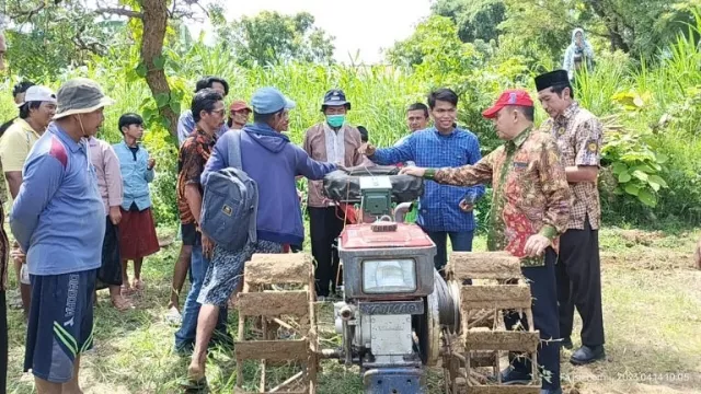 Proses Pengoperasian Handtraktor Di Sawah.
