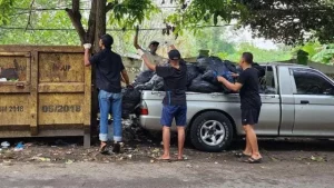 Komunitas Pemuda Inisiatif Saat Membersikan Serakan Sampah.