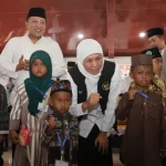 Gubernur Khofifah Indar Parawansa Bersama Bupati Sampang Usai Menyantuni Anak Yatim.