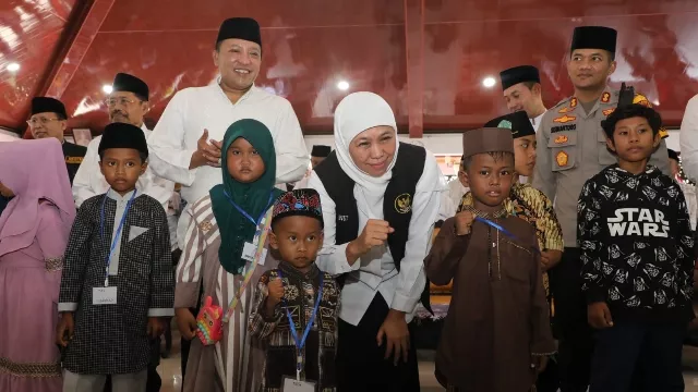 Gubernur Khofifah Indar Parawansa Bersama Bupati Sampang Usai Menyantuni Anak Yatim.