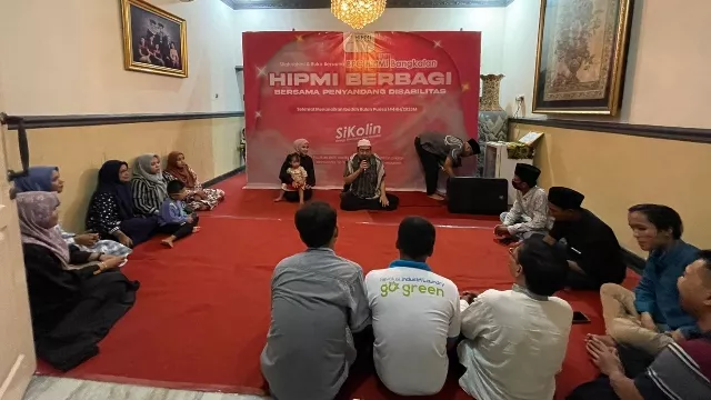 Ketua Hipmi Bangkalan Zhavira Ayu Ratri Aldania Foto Bersama Dengan Disabilitas