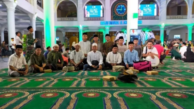 Personil Hadrah Nurul Hidayah Di Masjid Al - Akbar Surabaya