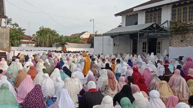 Suasana Pelaksanaan Sholat Idul Fitri Di Halaman Masjid Al Huda Burneh