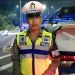 Petugas Kepolisian Saat Melakukan Pemantauan Di Jembatan Suramadu