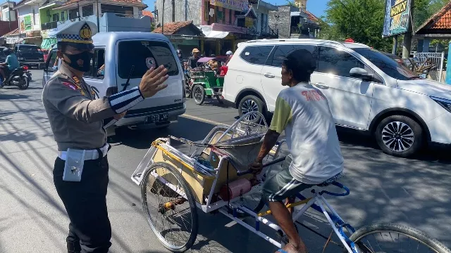 Polisi Saat Mengurai Arus Lalu Lintas Di Sampang.