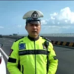Petugas Kepolisian Saat Melakukan Pemantauan Di Akses Jembatan Suramadu