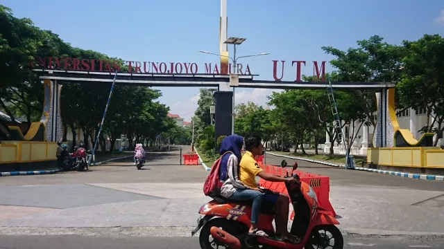 Mahasiswa Saat Melewati Gerbang Kampus Universitas Trunojoyo Madura.