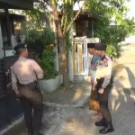 Patroli Anggota Polres Bangkalan Di Permukiman Warga.jpeg Rumah Warga Di Bangkalan Ditinggal Mudik, Polisi Antisipasi Kejahatan Pembobolan