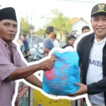 Bupati Sampang Saat Membagikan Paket Sembako Kepada Tukang Becak. (Prokopim Pemkab Sampang For Taberita)