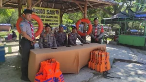Pengunjung Membludak, Polres Sampang Siagakan Kapal Polisi Dan Alat Keselamatan Di Pantai Camplong