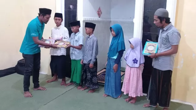 Seremonial Penyerahan Bantuan Al-Qur'An Ke Beberapa Musholla.