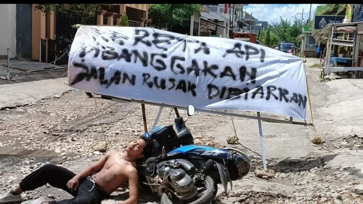 Aksi Unjuk Rasa Di Jalan Adhirasa, Desa Kolor, Kecamatan Kota Sumenep.