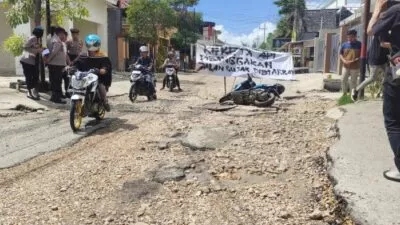 Aksi Unjuk Rasa Di Jalan Adhirasa, Desa Kolor, Kecamatan Kota Sumenep.