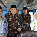 Bupati H. Slamet Junaidi Dan Wakil Bupati H. Abdullah Hidayat Saat Bersama Salah Satu Jemaah Haji Kabupaten Sampang.