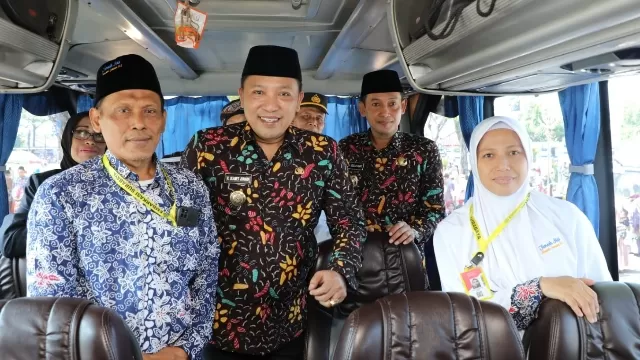 Bupati H. Slamet Junaidi Dan Wakil Bupati H. Abdullah Hidayat Saat Bersama Salah Satu Jemaah Haji Kabupaten Sampang.