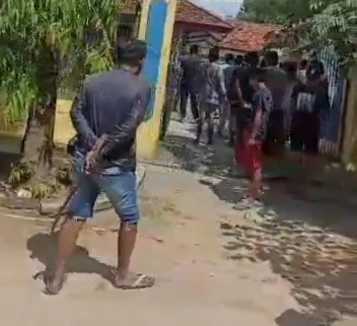 Bawa Sajam, Puluhan Pendukung Cakades Datangi Kantor Kecamatan Tanjung Bumi