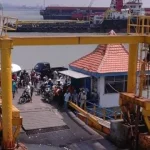 Suasana Pelabuhan Penyebaran Kamal - Surabaya