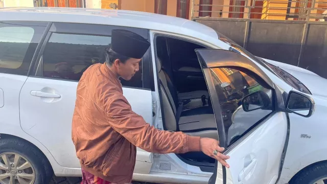 Kades Kelbung Syaifuddin Saat Menunjukkan Dugaan Bekas Tembakan Di Pintu Mobil Sebelah Kanan.