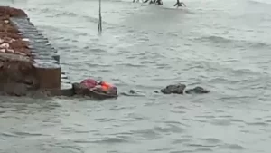 Mayat Pria Ditemukan Mengambang Di Pesisir Pantai Modung Bangkalan