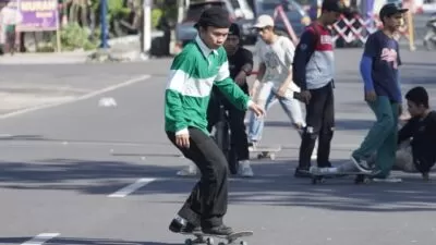 Salah Satu Masyarakat Saat Berolahraga Santai Menggunakan Skateboard.