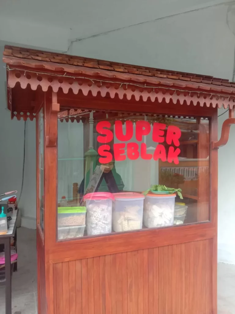 Outlet Super Seblak Di Jalan Imam Ghazali Sampang.